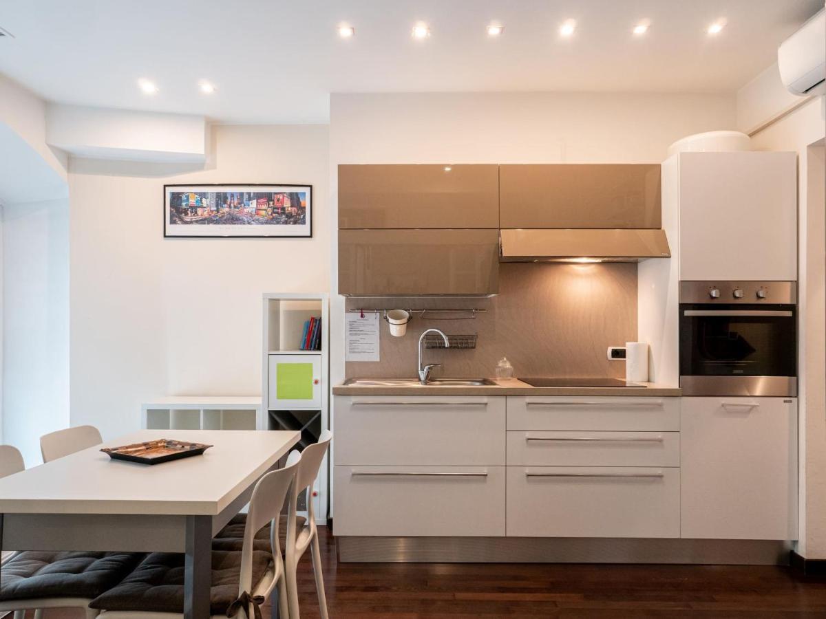 The Best Rent - Modern Duomo Apartment Milão Exterior foto